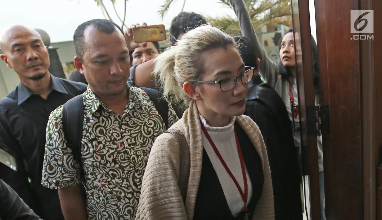 Penyanyi Reza Artamevia saat tiba di Pengadilan Negeri Jakarta Selatan, Selasa (9/1). Sebelumnya, Reza pernah beberapa kali absen, saat diminta hadir terkait kasus sang mantan guru spiritual, Gatot Brajamusti. (Liputan6.com/Herman Zakharia)