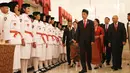 Presiden Jokowi didampingi Ibu Iriana dan sejumlah menteri saat tiba untuk mengukuhkan Pasukan Pengibar Bendera Pusaka (Paskibraka) Nasional 2017 di Istana Negara, Jakarta, Selasa (15/8). (Liputan6.com/Angga Yuniar)