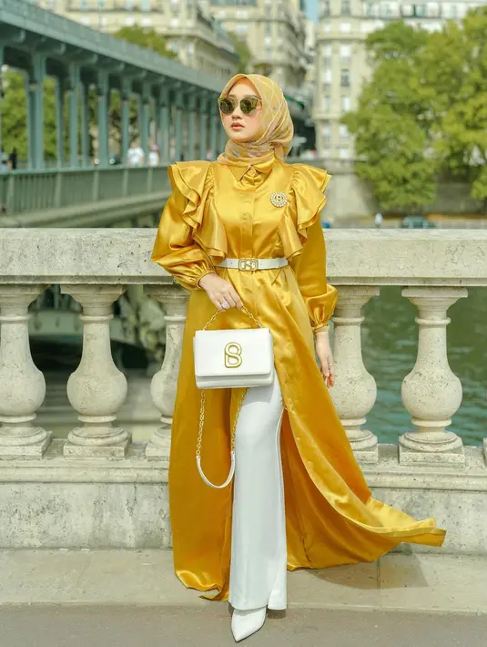 Ia kerap memadukan tunik dengan celana panjang yang nyaman namun terlihat stylish. (Instagram/dianpelangi).