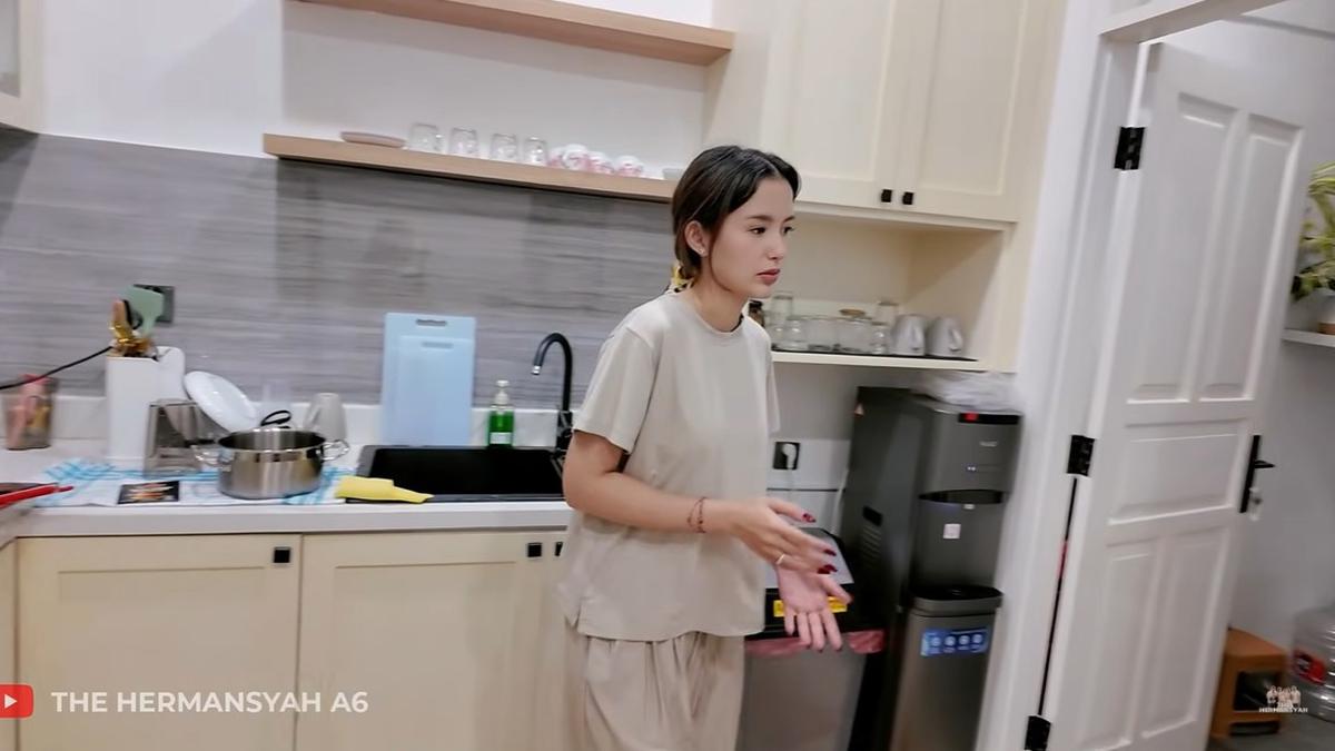 7 Potret Dapur Rumah Baru Sarah Menzel, Modern Minimalis dengan Kabinet Krem