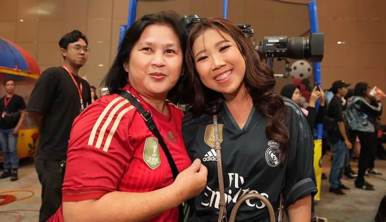 Kiky Syahputri mengenakan jersey hijau dari klub bola Spanyol, Real Madrid. Ia pun terlihat membawa shoulder bag coklat. [@gritteagahthaa]