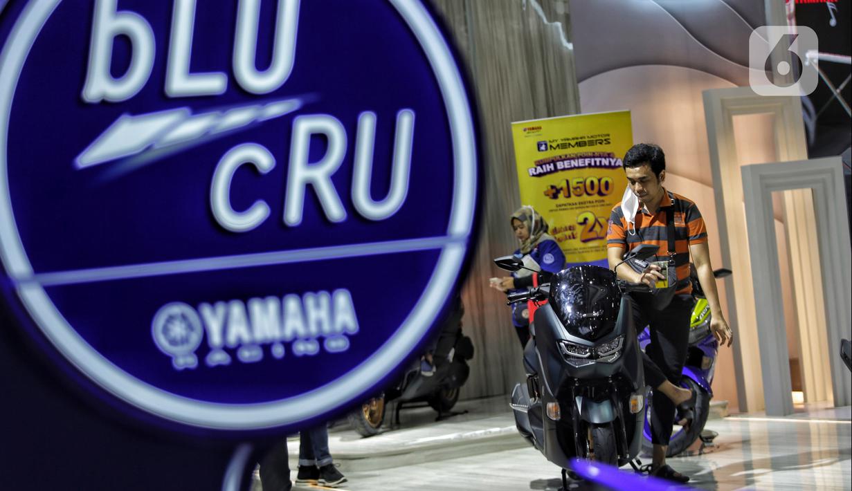 Pengunjung melihat koleksi sepeda motor yang dipamerkan dalam Indonesia International Motor Show (IIMS) 2023 di Jiexpo Kemayoran, Jakarta, Minggu (19/2/2023). Selain mobil, IIMS 2023 yang berlangsung hingga 26 Februari mengangkat tema "Bringing Opportunity for Otomotive Society Together" (BOOST) tersebut menghadirkan sekitar 40 merek produk sepeda motor dengan konsep terbaru. (merdeka.com/Iqbal S. Nugroho)