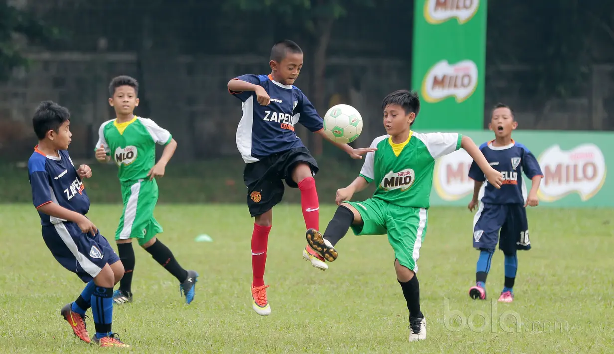 Kontestan MILO Road to Barcelona (kanan) berduel dengan pemain dari Zapello Coaching pada laga latih tanding di International School Clubs of Indonesia, Cirendeu, (15/7/2017). (Bola.com/Nicklas Hanoatubun)