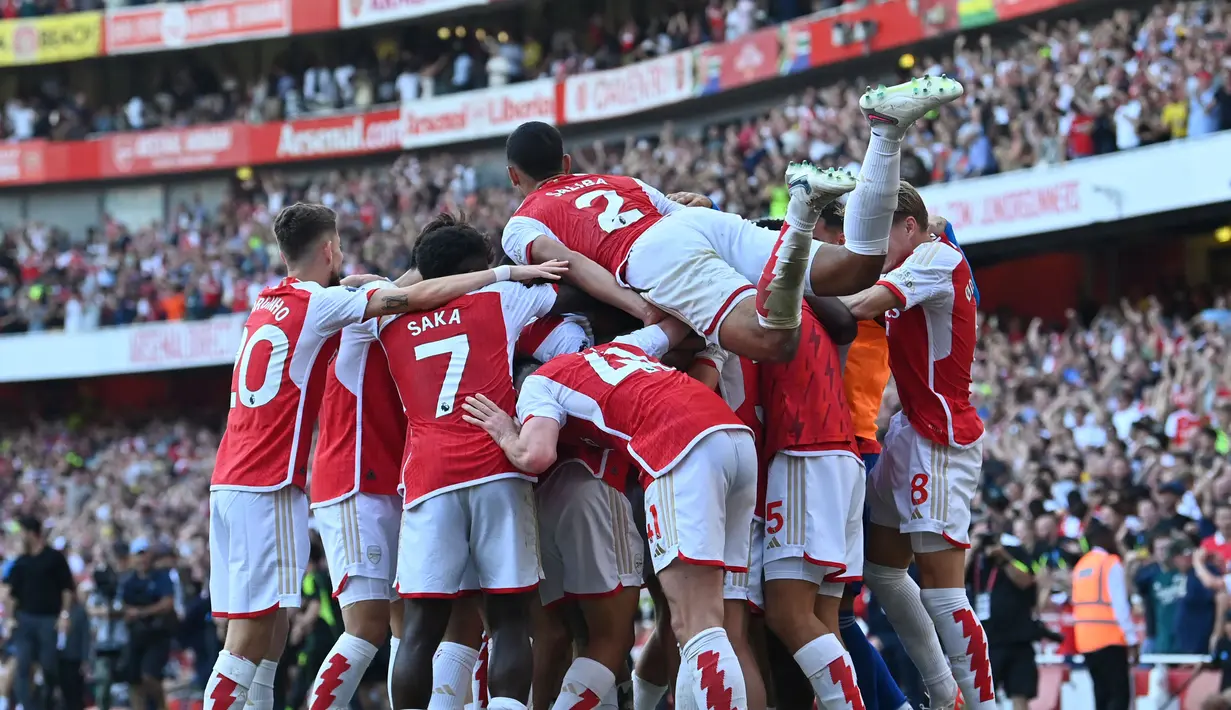 Arsenal sukses mengalahkan MU dengan skor 3-1 dihadapan puluhan ribu pendukungnya yang memadati Emirates Stadium, London,  dalam pertandingan pekan keempat Liga Inggris 2023/2024, Senin (4/9/2023) dini hari WIB. Tiga gol Arsenal dicetak Martin Odegaard, Declan Rice dan Gabriel Jesus. (AFP/Glyn Kirk)