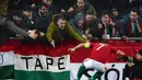 Kapten Hungaria, Balazs Dzsudzsak, merayakan gol yang dicetaknya ke gawang Kroasia dalam laga persahabatan di Stadion Ferenc Puskas, Budapest, Hungaria, (26/3/2016). (AFP/Attila Kisbenedek)