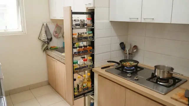 Desain Dapur Kecil dengan Kabinet Tarik di Celah Sempit