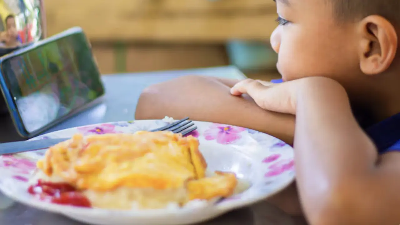 7 Tips Agar Anak Pelan-Pelan Bisa Fokus Makan Tanpa Main Gadget (photo by freepik.com)