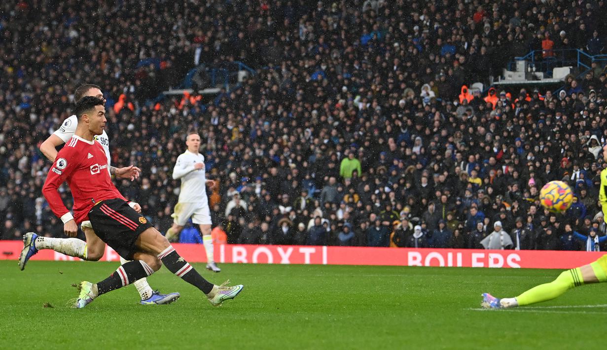 Pada menit ke-26 giliran Manchester United yang memiliki peluang. Sepakan Cristiano Ronaldo dari jarak dekat meneruskan umpan Paul Pogba masih dapat dihentikan kiper Leeds United, Illan Meslier. (AFP/Paul Ellis)