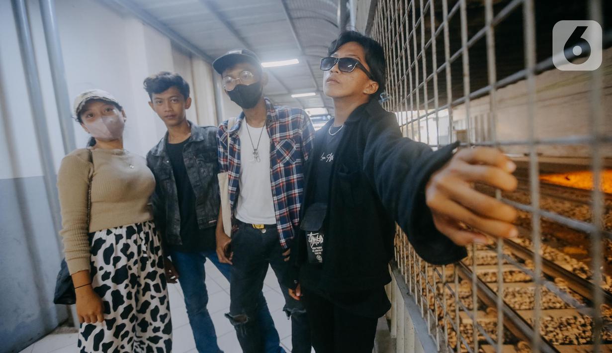 Para remaja dari berbagai daerah di pinggiran Jakarta berpose di Taman Sudirman, Jakarta, Rabu (6/7/2022). Tempat ini viral karena jadi ajang adu fashion anak Citayam, Bekasi hingga Bojong Gede. Mereka mengenakan kemeja flanel oversize, celana model 90-an seperti boot cut
atau cutbray, sneakers klasik, dan topi. (Liputan6.com/Faizal Fanani)