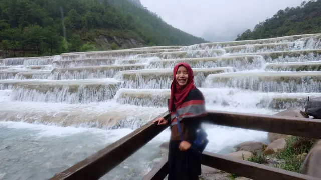 Dewi berfoto di Blue Moon Valley. (Dok. Dewi Choiriyah)