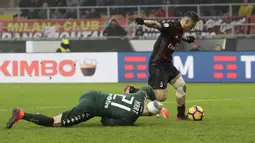 Pemain AC Milan, Gianluca Lapadula mengecoh kiper Torino, Joe Hart pada laga Coppa Italia di San Siro stadium, Milan (12/1/2017). Milan menang 2-1. (AP/Antonio Calanni)