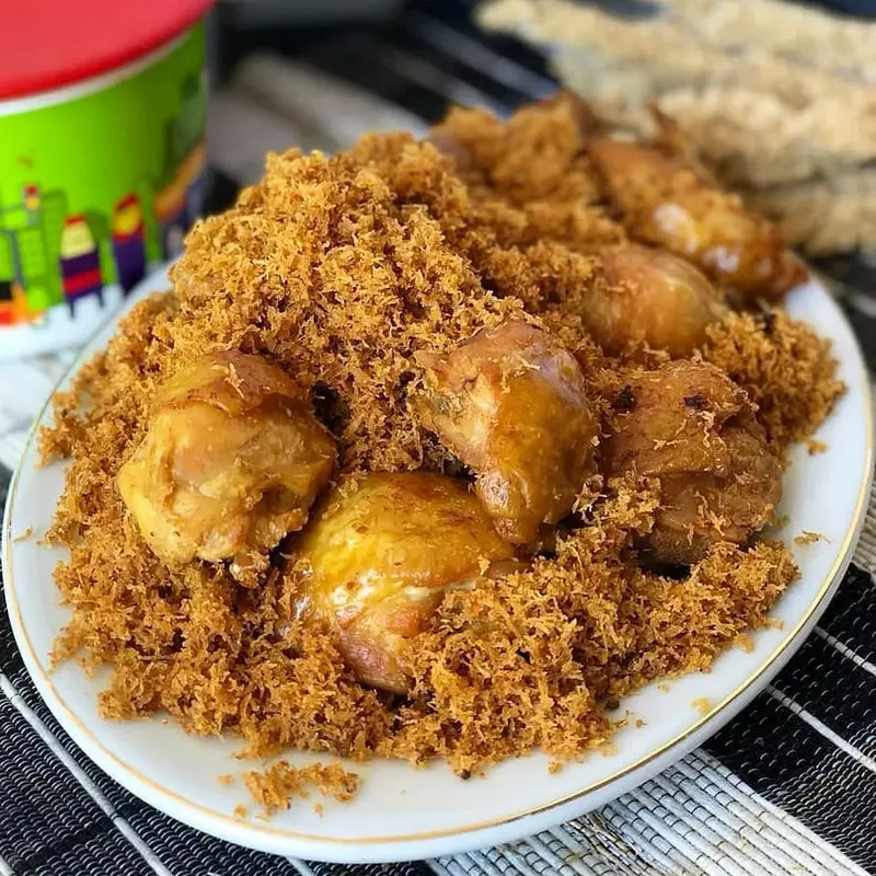 Seporsi ayam goreng serundeng