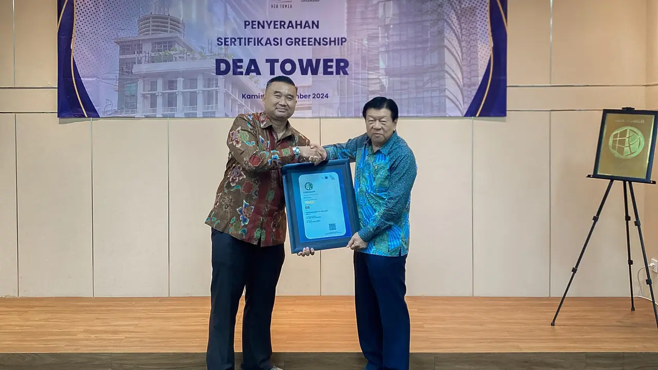 Sertifikasi GREENSHIP Existing Building dengan peringkat Gold secara resmi diserahkan oleh Prasetyoadi kepada Sugijono Budhihardjo. (Liputan6.com)
