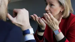Profesor MIT dan kepala ilmuwan dari pembuatan jam tangan Empatica, Rosalind Picard mengenakan jam tangan canggihnya di Cambridge,Inggris (11/11). Menurutnya hal ini dapat mengurangi angka kematian akibat terlambatnya penanganan. (REUTERS/Brian Snyder)