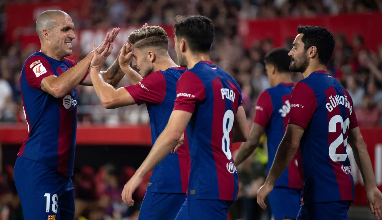 Gelandang Barcelona, Fermin Lopez (kedua kiri) merayakan gol yang dicetaknya saat pertandingan sepak bola Liga Spanyol melawan Sevilla FC di stadion Ramon Sanchez Pizjuan, Sevilla, 26 Mei 2024. (JORGE GUERRERO/AFP)