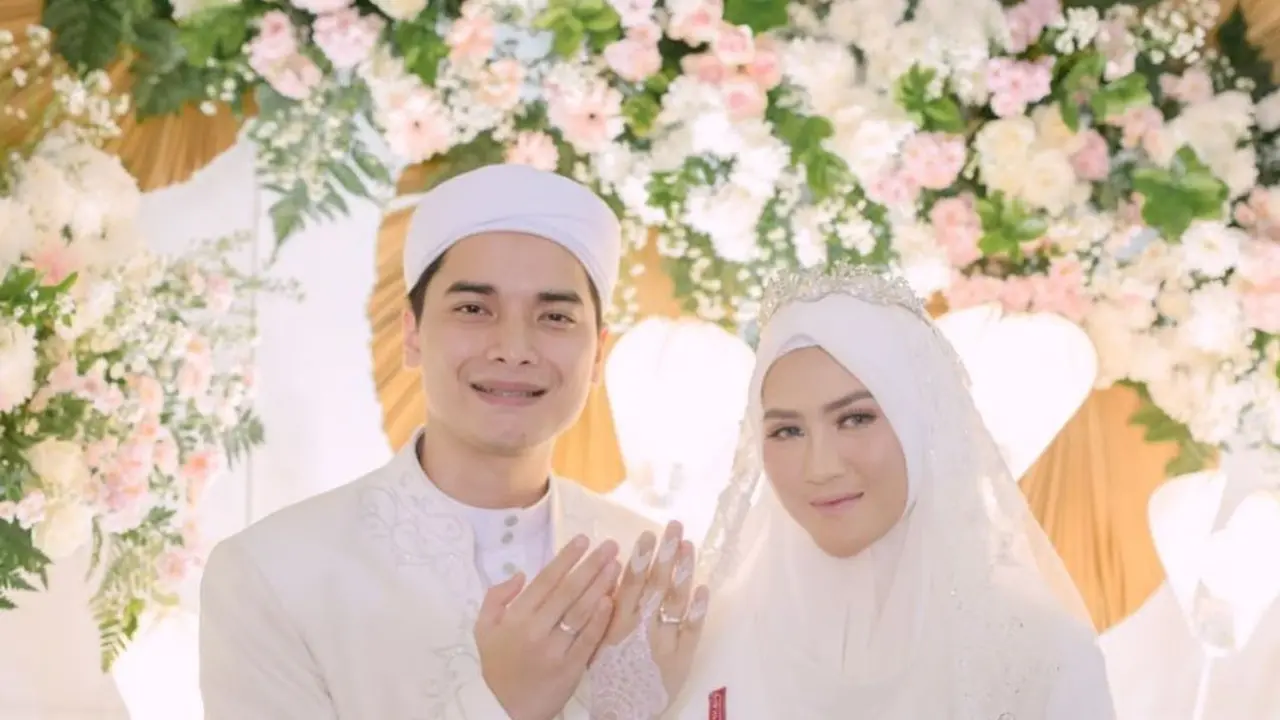 [Fimela] Potret Pernikahan Alvin Faiz dan Henny Rahman
