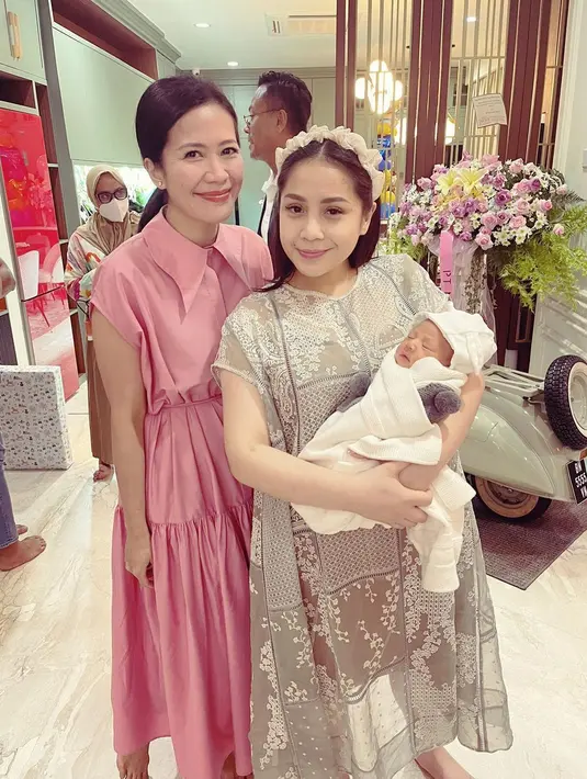 Tanpa banyak aksen, dress dengan sentuhan kerah bernuansa pink ini juga bisa digunakan di sejumlah acara formal. (Foto: Instagram/ dr. Feni Nugraha)