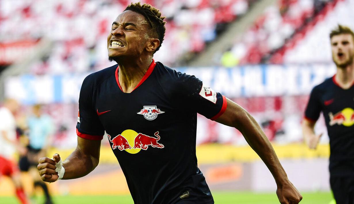 Gelandang RB Leipzig, Christopher Nkunku, melakukan selebrasi usai membobol gawang Koln pada laga Bundesliga di Stadion Rhein Energie, Senin (1/6/2020). RB Leipzig menang dengan skor 4-2. (AP/Ina Fassbender)