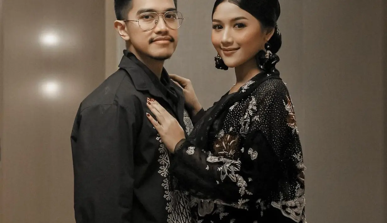 Tampil kompak dalam ansambel serba hitam, gaya Kaesang dan Erina satu ini bisa jadi inspirasi untuk kondangan. [Instagram/kaesangp/erinagudono]