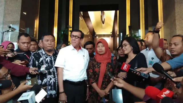 Menkumham Yasonna laoly menemui Baiq Nuril. (Liputan6.com/Ady Anugrahadi)