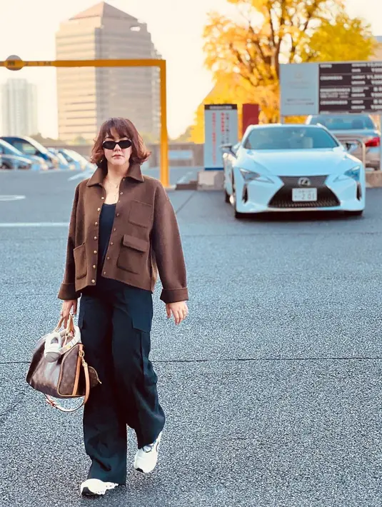 Pesona Sissy yang mirip dengan Drew Barrymore makin terlihat dengan outfit bernuansa gelap [@sysiio]