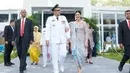 <p>Setelah menjadi Walikota Medan, Bobby Nasution terpilih menjadi Gubernur Sumatera Utara. Saat dilantik, ia ditemani istrinya Kahiyang Ayu yang tampil mengenakan kebaya. [@bobbynst]</p>