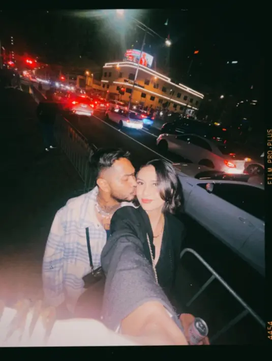 Gayanya dalam menjalin hubungan dengan Onadio juga mengundag sorotan. [Instagram/com/bebyleonardo]