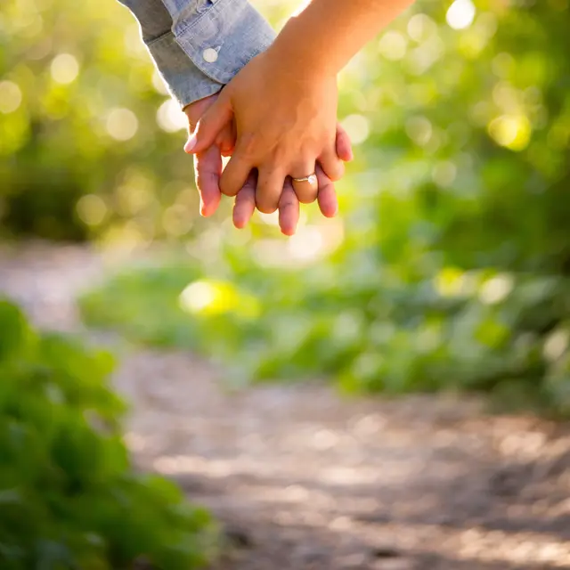 Kadang Hati Terasa Lebih Berdebar Jika Tangan Saling Terpaut Dalam Genggaman Karena Romantis Tak Selalu Soal Ciuman