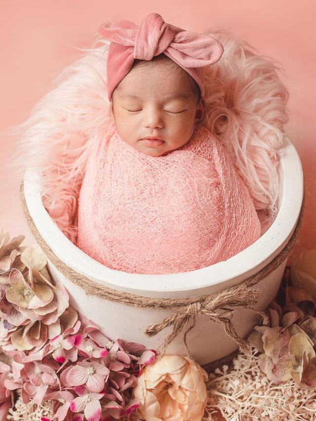 Resmi Jadi Orang Tua, Ini 6 Potret Rizky Alatas dan Adzana Momong Anak