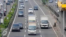 Sejumlah truk melintas di tol dalam Kota kawasan Senayan, Jakarta, Minggu (25/6). Per 1 Juli truk dan trailer dilarang melintasi jalur tol selama 10 hari hal ini untuk meminimalisir kemacetan saat arus mudik. (Liputan6.com/Helmi Affandi)