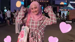 Gaya hijab Fatin yang sederhana namun tetap modis dan kekinian juga kerap curi perhatian netizen. ia pun cukup sering memadukan busana dan hijab yang digunakan dengan warna senada. (Liputan6.com/IG/@fatin30)