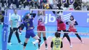 Pemain Jakarta Livin Mandiri mencoba menghentikan bola saat menghadapi Jakarta Electric PLN pada laga Pekan 5 Putaran II PLN Mobile Proliga 2025 di GOR Jalak Harupat, Bandung, Jawa Barat, Jumat (7/2/2025). (Dok. PBVSI)