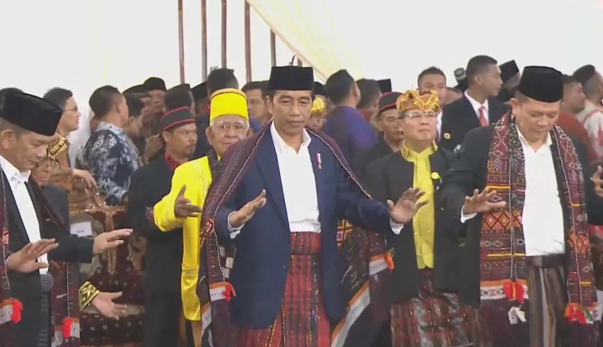 Presiden Joko Widodo menari Tortor saat acara adat pernikahan Kahiyang Ayu dan Bobby Nasution di Bukit Hijau Regency Taman Setia Budi (BHR Tasbi), Medan, Sabtu (24/11). (Liputan6.com/Vidio)