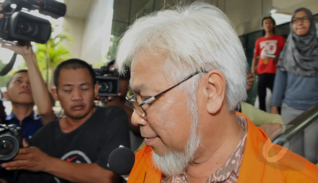 Suroso Atmo Martoyo berjalan menuju mobil usai menjalani pemeriksaan di Gedung KPK, Jakarta, Selasa (26/05/2015). Suroso terlibat kasus suap dalam pembelian tetra ethyl lead (TEL) dari perusahaan asal Inggris, Innospec. (Liputan6.com/Andrian M Tunay)