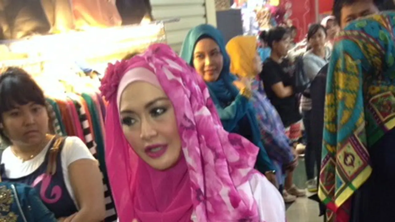 Suami Dimasukkan ke Mobil Tahanan, Eddies Adelia Menangis