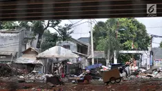 Suasana di kolong jalan Tol Bekasi-Cawang-Kampung Melayu (Becakayu) di kawasan Kalimalang, Rabu (10/4). Minimnya pengawasan dan penertiban pemerintah ditambah adanya tempat pembuangan sampah menyebabkan kolong Tol Becakayu di kawasan tersebut dipenuhi oleh pemulung. (merdeka.com/Iqbal S. Nugroho)