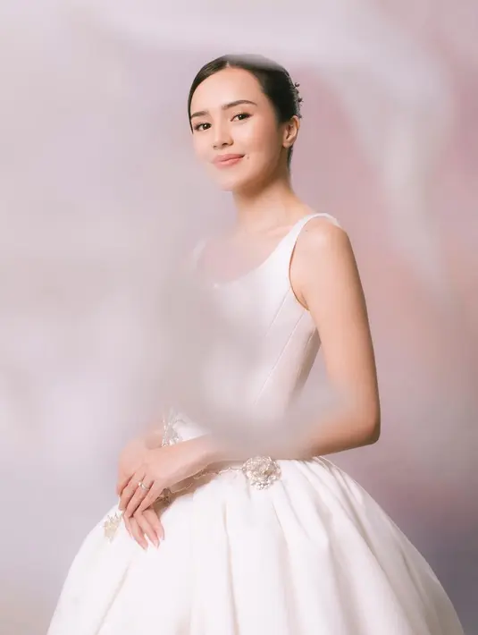 Ia menjelma menjadi pengantin lagi, dengan visual yang luar biasa cantik memesona. [Foto: Instagram/bebytsabina]