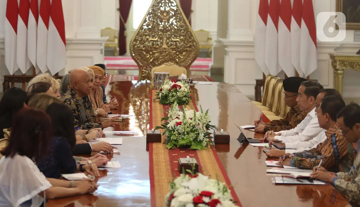 Presiden Joko Widodo menerima dan beraudiensi dengan delegasi Aksi Stop TBC Dunia di Istana Merdeka, Jakarta, Senin (9/12/2019). Delegasi Aksi Stop TBC Dunia itu dipimpin oleh Ketua Forum Stop TB Partnership Indonesia (FSTPI) Arifin Panigoro. (Liputan6 com/Angga Yuniar)