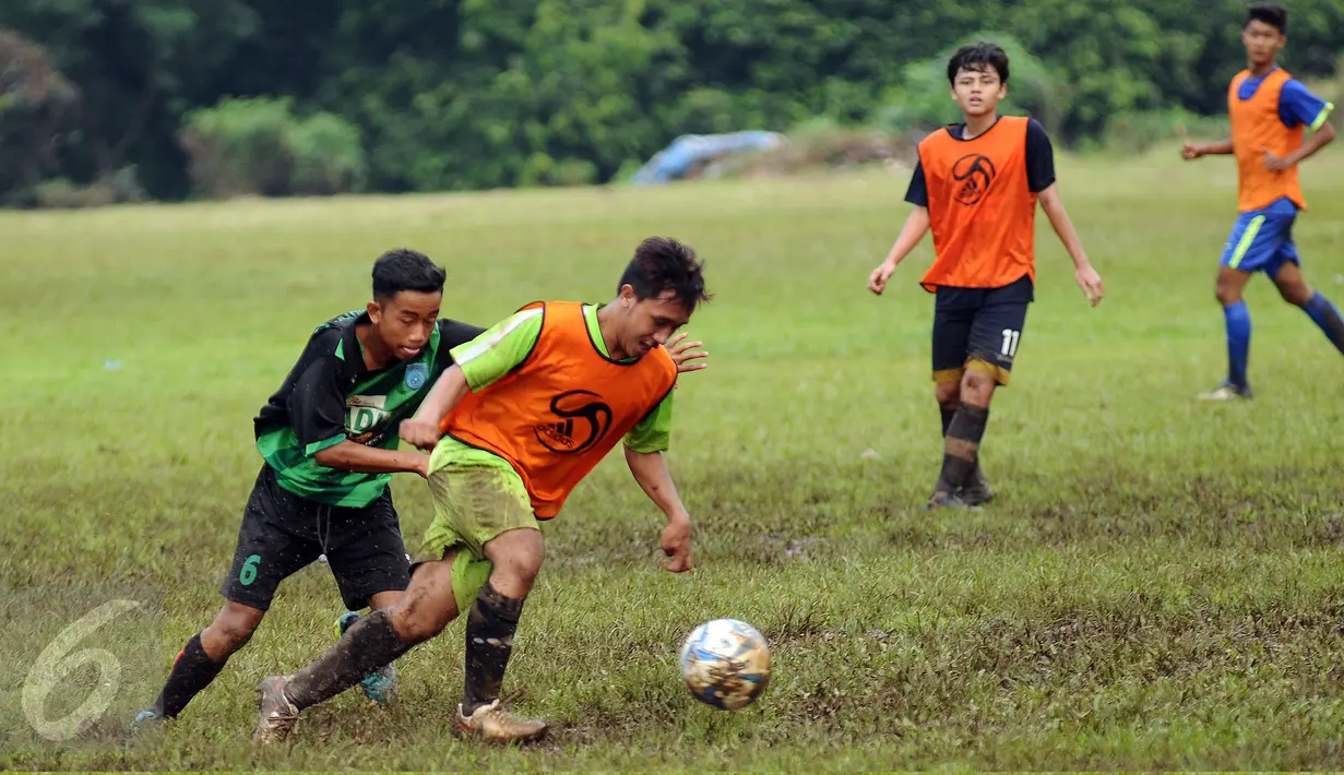 Pesepakbola dari SSB se Jakarta berebut bola saat mengikuti seleksi masuk Timnas Indonesia U-19 di Lapangan Wisma Aldiron, Jakarta, Kamis (23/2). Seleksi langsung dilakukan pelatih Timnas Indonesia U-19, Indra Sjafri. (Liputan6.com/Helmi Fithriansyah)