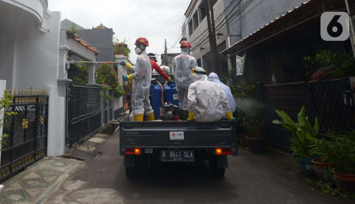 Petugas PMI menyemprotkan cairan disinfektan di Perumahan Ori Pondok Bambu, Jakarta, Kamis (10/2/2022). Penyemprotan ini dilakukan pada lingkungan perumahan sebagai upaya untuk menekan angka penyebaran Virus Covid-19 varian Omicron yang terus meningkat. (merdeka.com/Imam Buhori)
