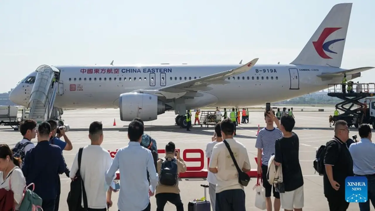 Pesawat C919 buatan dalam negeri China.