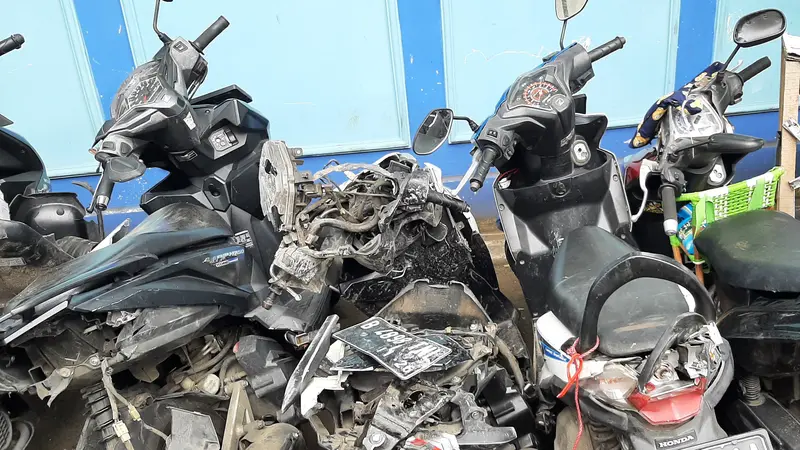 Barang bukti sepeda motor yang terlibat tabrakan beruntun di Jalan MT Haryono, Pancoran, Jakarta, Rabu malam (25/5/2022) kini diamankan di Kantor Subdit Gakkum Ditlantas Polda Metro Jaya. (Liputan6.com/Ady Anugrahadi)