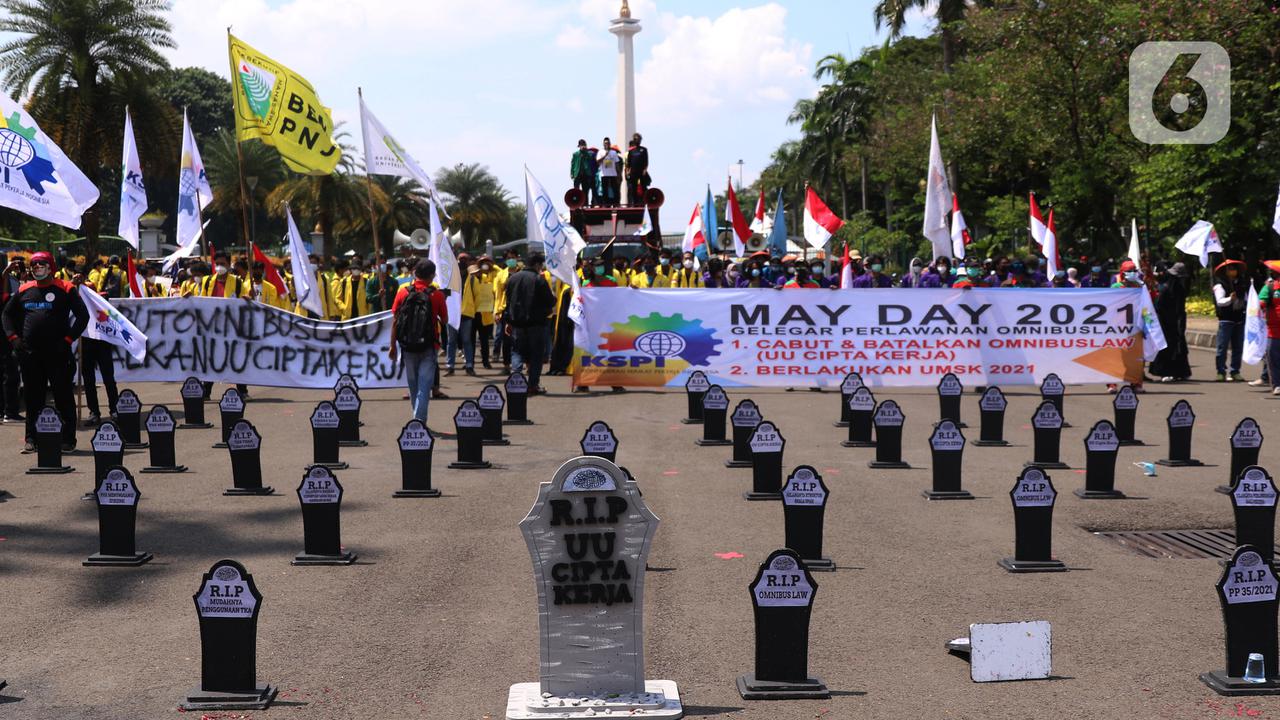 Puluhan Nisan di Tengah Peringatan Hari Buruh