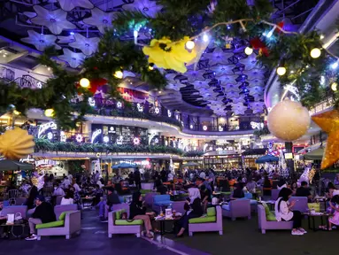 Suasana Avenue of The Stars dengan dekorasi Natal di Lippo Mall Kemang, Jakarta, Jumat (10/12/2021). Sejak 2 Desember 2021 hingga 9 Januari 2022 pusat perbelanjaan di Kemang ini menghadirkan dua tema dekorasi dengan nuansa berbeda yang mengusung tema Tropical Christmas. (Liputan6.com/Fery Pradolo)
