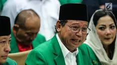 Ketum PPP Djan Faridz menangis saat memberikan penjelasan dalam konferensi pers di DPP PPP, Jakarta, Kamis (20/7). Djan meminta seluruh kader dan simpatisan PPP di seluruh Indonesia untuk bersabar menunggu keputusan hukum. (Liputan6.com/Faizal Fanani)