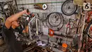 Pemilik bengkel sepeda, Badrul Alam mengelas sepeda cargo di workshop Alam Steel Project, Ciputat, Tangerang Selatan, Senin (29/6/2020). Produksi sepeda cargo berbahan besi ini dikerjakan selama 2 - 3 bulan dengan kisaran harga 4 hingga 8 juta rupiah. (Liputan6.com/Fery Pradolo)