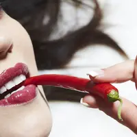 Salah satu manfaat cabai untuk kecantikan adalah bisa memusnahkan jerawat yang susah sekali diusir dari wajah kamu lho.  (Foto: elleuk.cdnds.net)