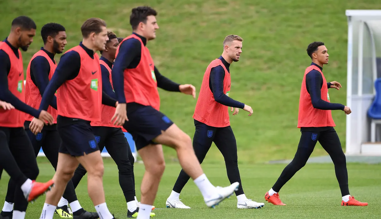 Bek Inggris Trent Alexander-Arnold (kanan) bersama gelandang Jordan Henderson (dua kanan) dan bek Harry Maguire (kiri) ambil bagian dalam sesi latihan jelang menghadapi Swiss dalam pertandingan UEFA Nations League, Inggris, Minggu (10/9). (PAUL ELLIS/AFP)