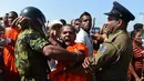 Ekspresi seorang biksu saat melakukan aksi protes di kota pelabuhan selatan Hambantota, Sri Lanka (7/1). Warga menentang rencana tersebut dikarenakan mereka akan mengalami penggusuran di pemukiman mereka. (AFP/Ishara S. Kodikara)