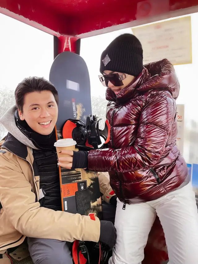 Tampil Glamor, Ini 7 Potret Syahrini dan Reino Barack Liburan di Winter Wonderland